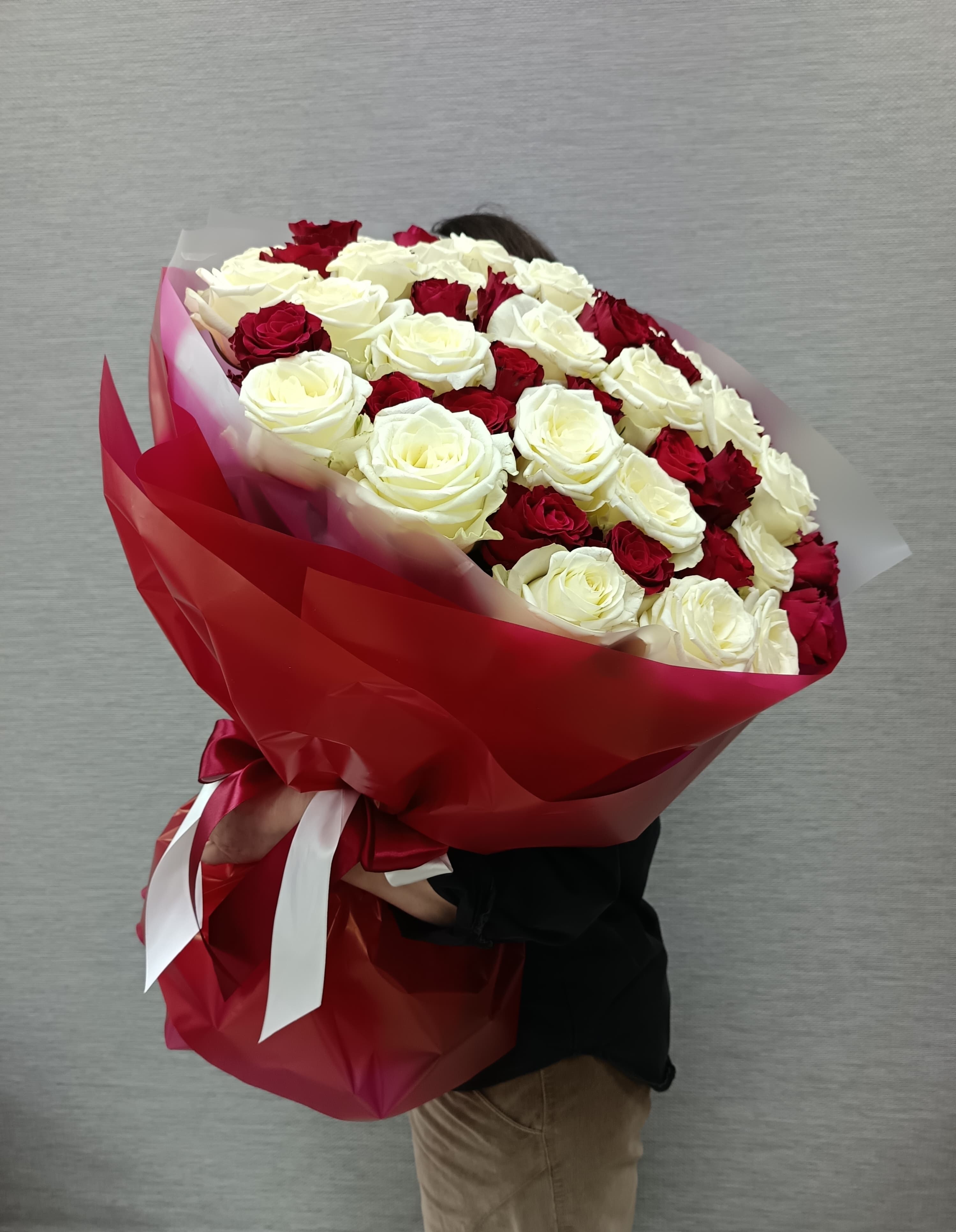 Букет из белых и красных роз премиум Кения