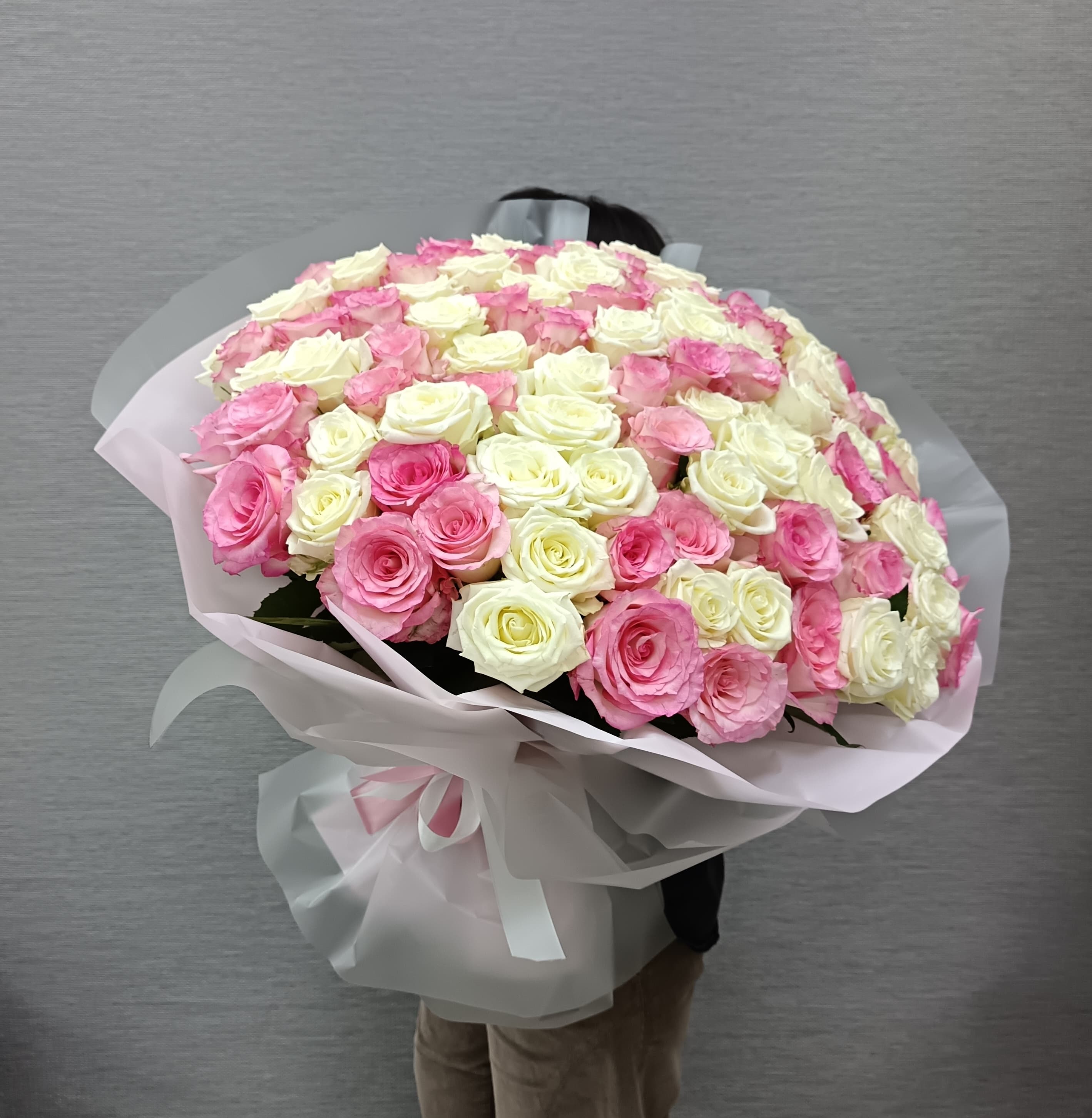 Букет из белых и розовых роз премиум Кения 101 роза