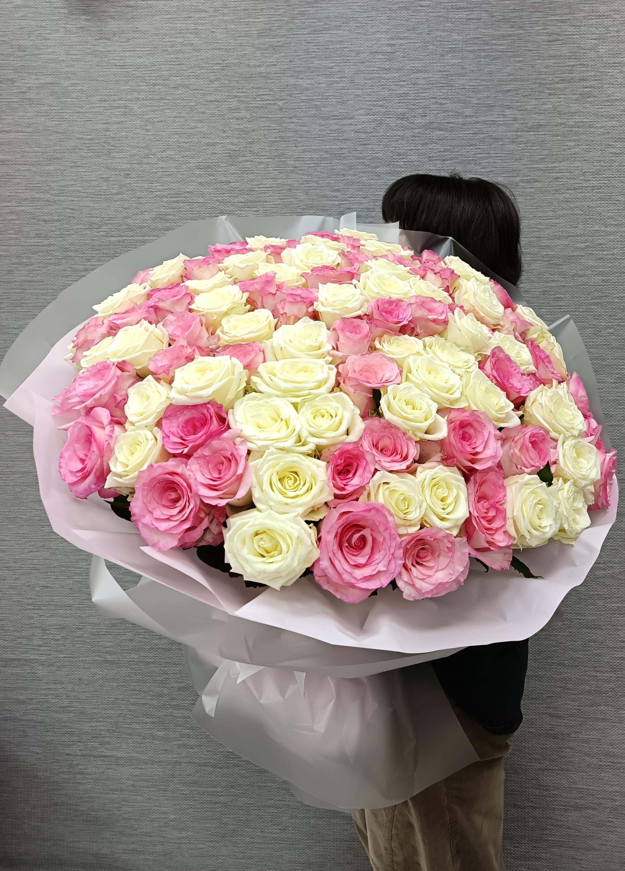 Букет из белых и розовых роз премиум Кения 101 роза