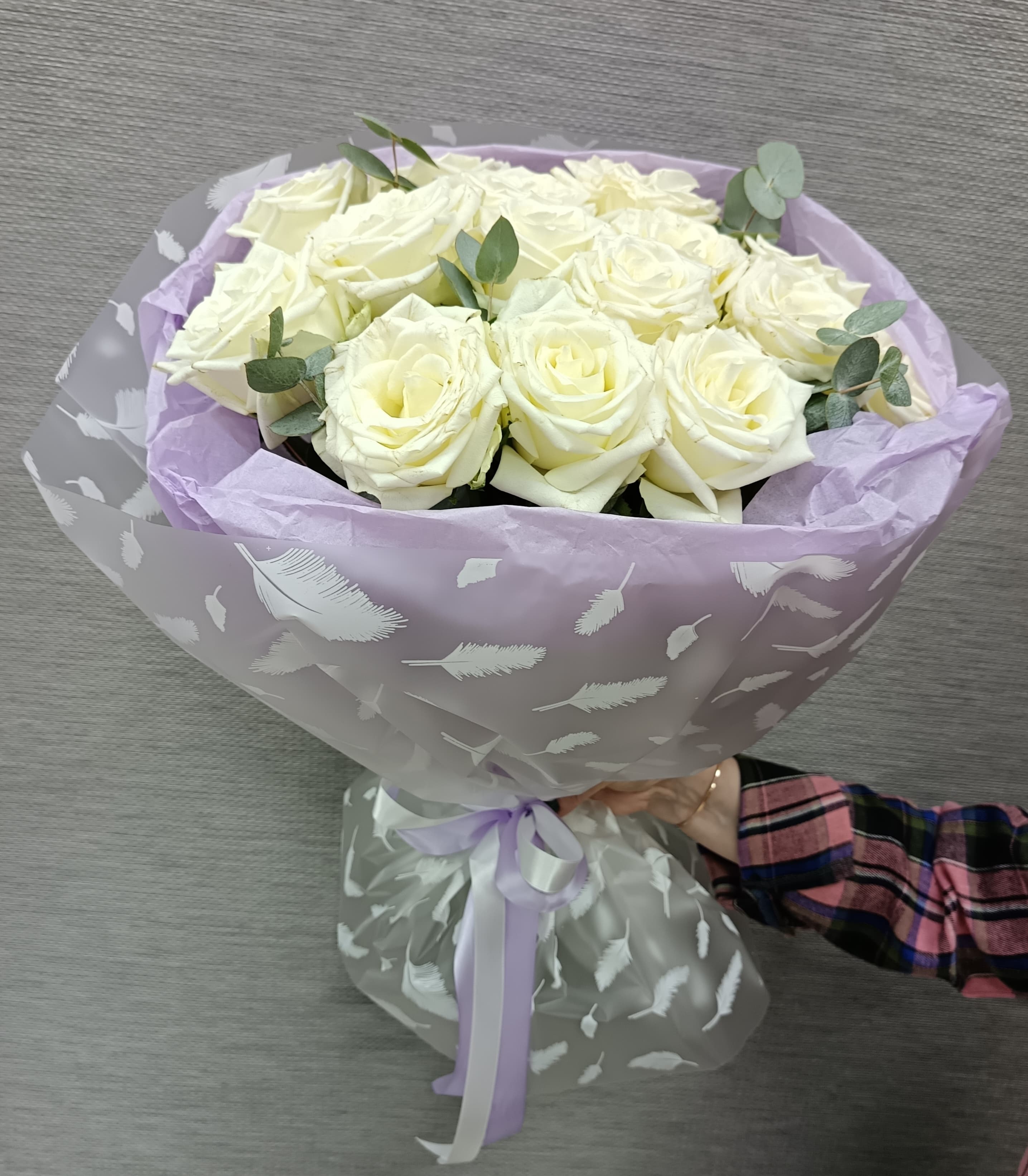 Букет из белых роз премиум Кения с эвкалиптом 11 роз
