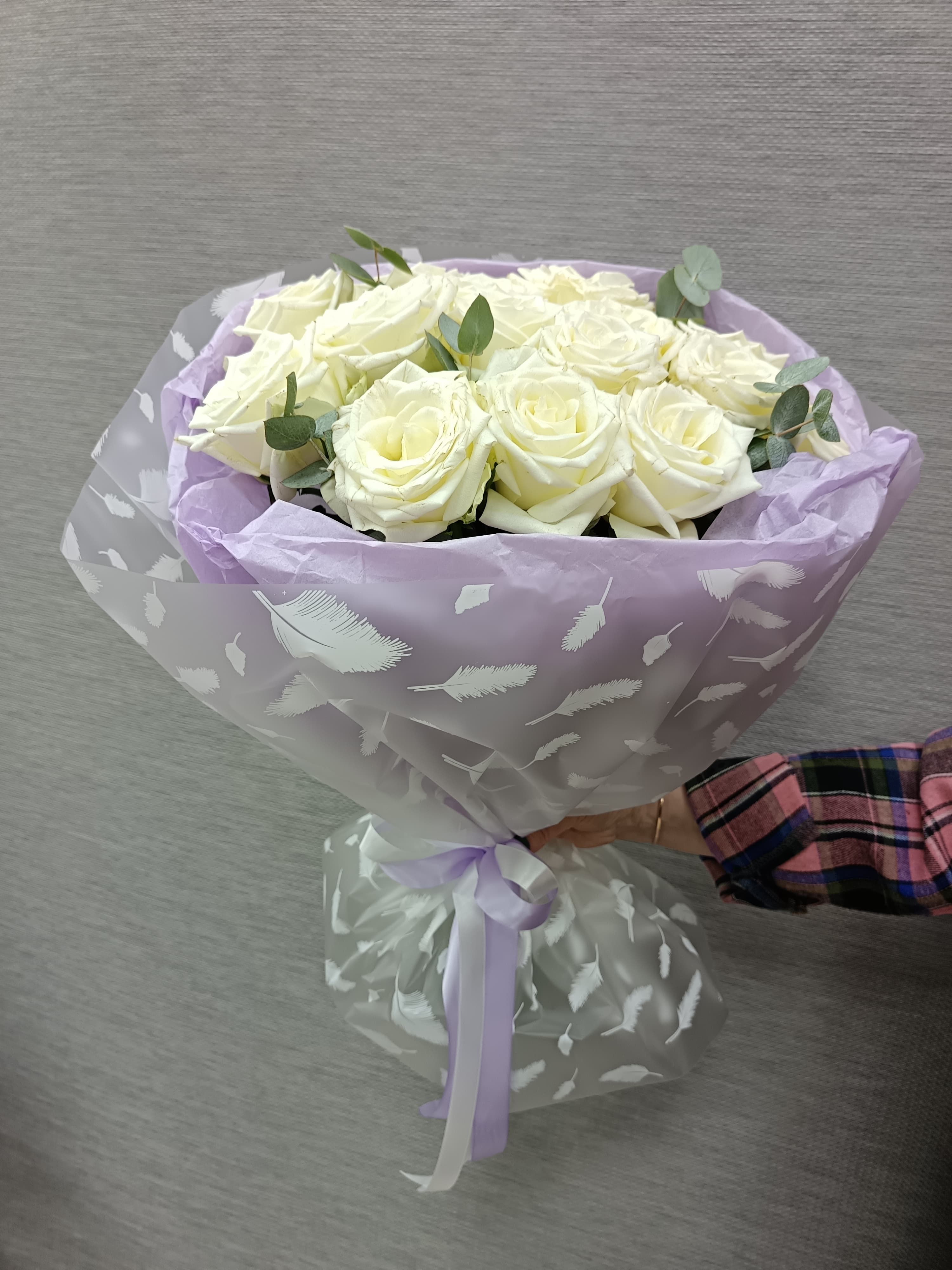 Букет из белых роз премиум Кения с эвкалиптом 11 роз