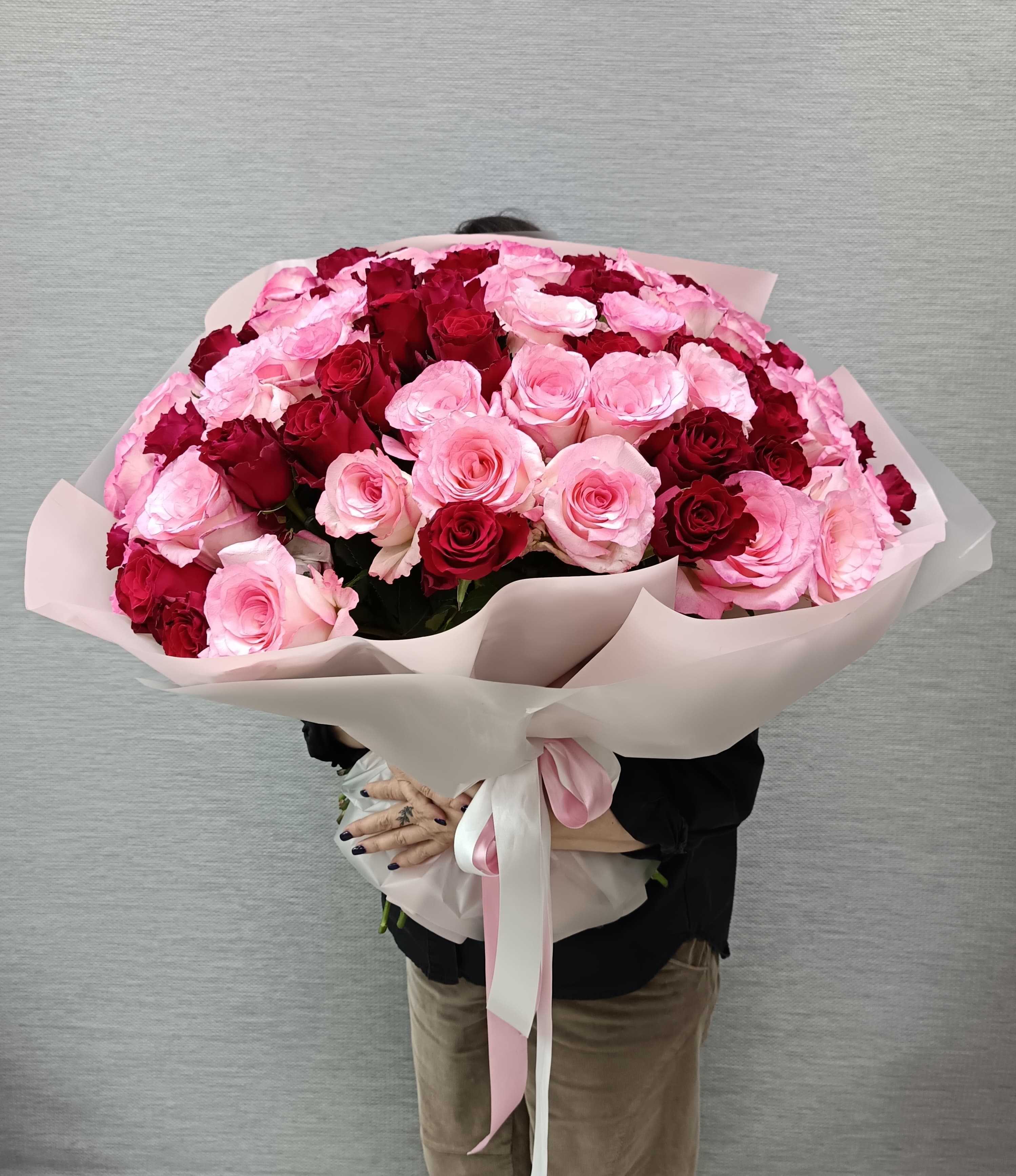 Букет из красных и розовых роз премиум Кения 101 роза
