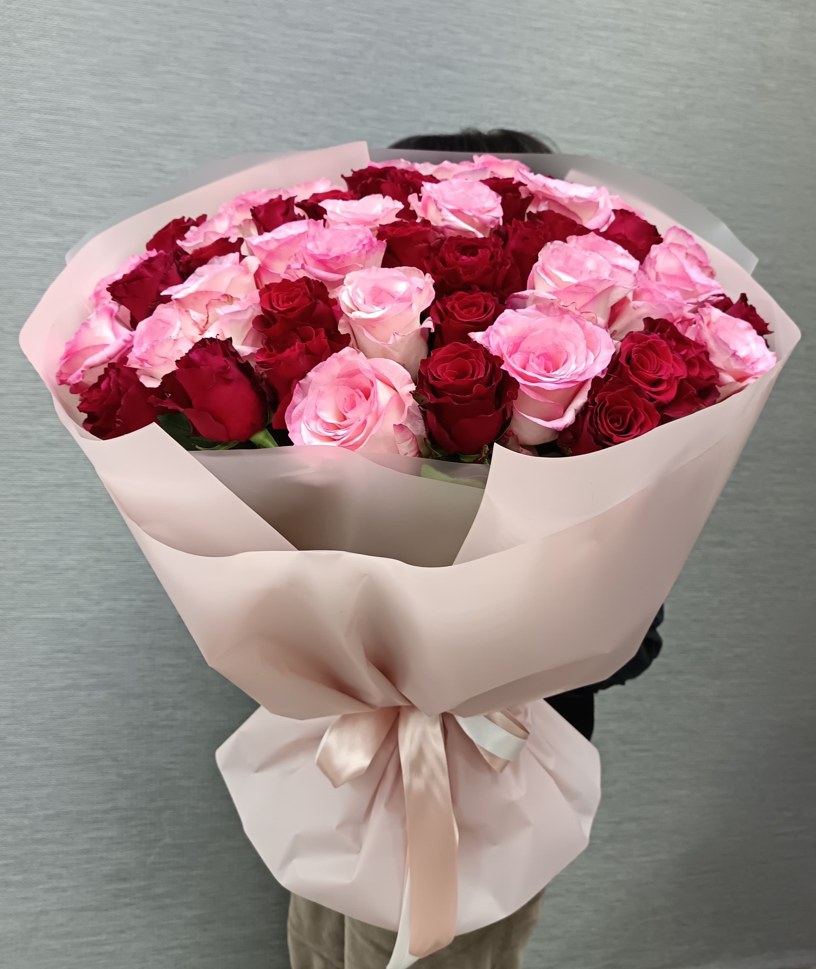 Букет из розовых и красных роз премиум кения, 51 роза