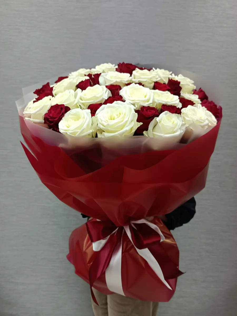 Букет из белых и красных роз премиум 51 роза