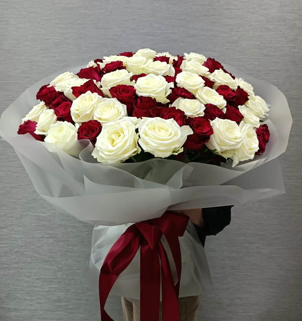 Букет из белых и красных роз премиум эквадор 101 роза
