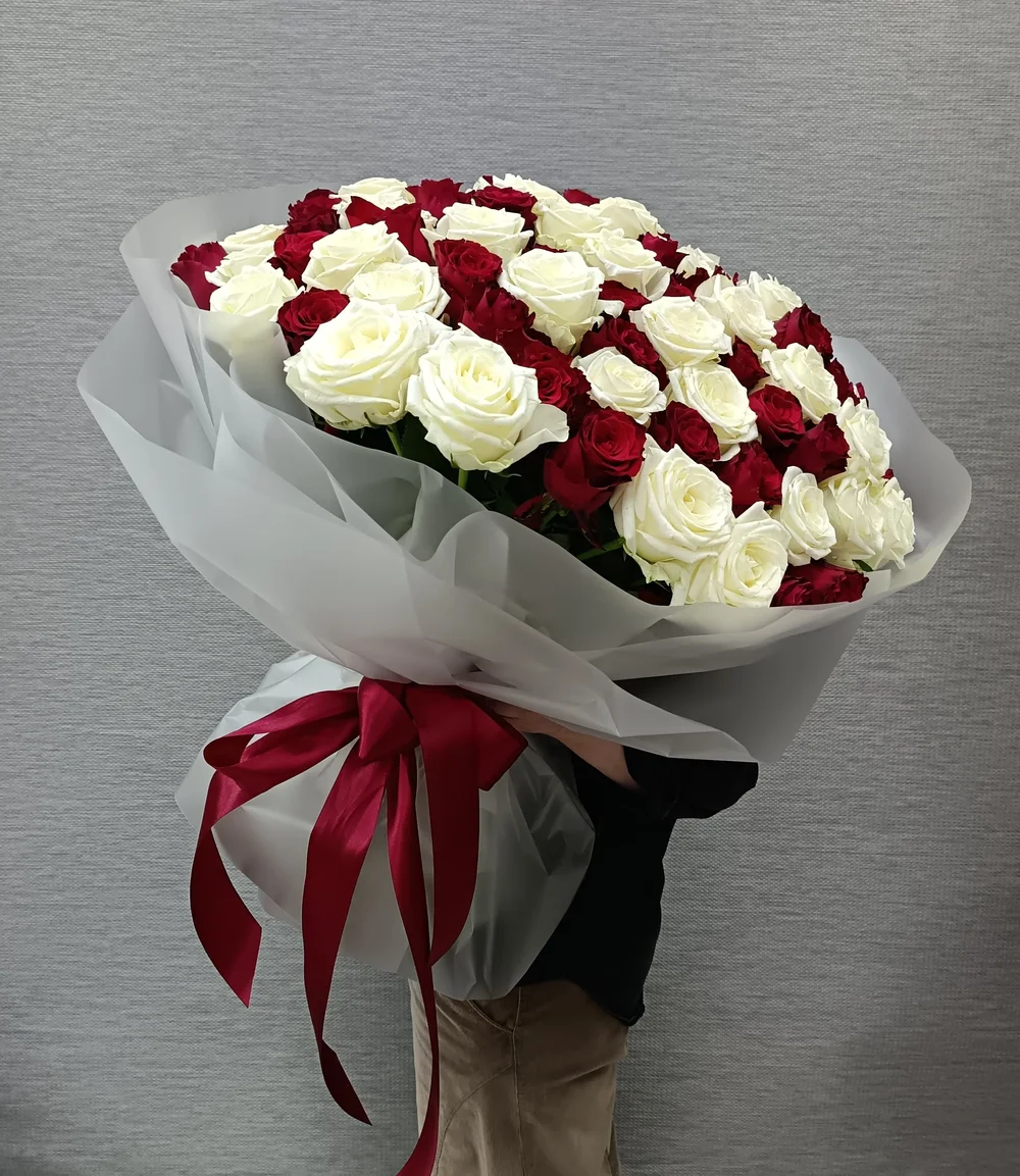Букет из белых и красных роз премиум эквадор 101 роза