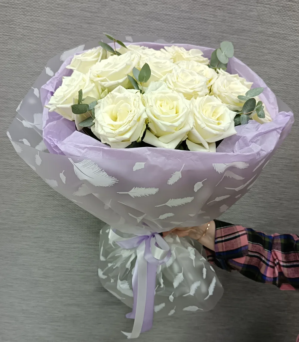 Букет из белых роз премиум эквадор с эвкалиптом 11 роз