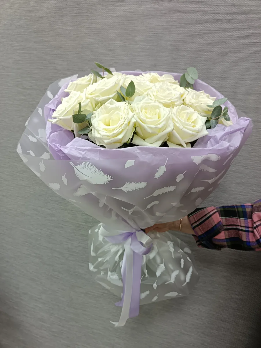 Букет из белых роз премиум эквадор с эвкалиптом 11 роз