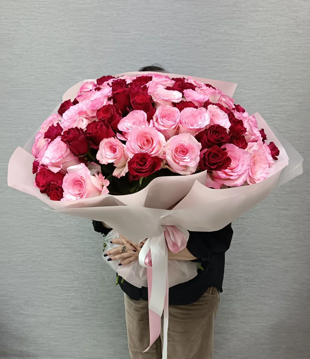 Букет из красных и розовых роз премиум эквадор 101 роза