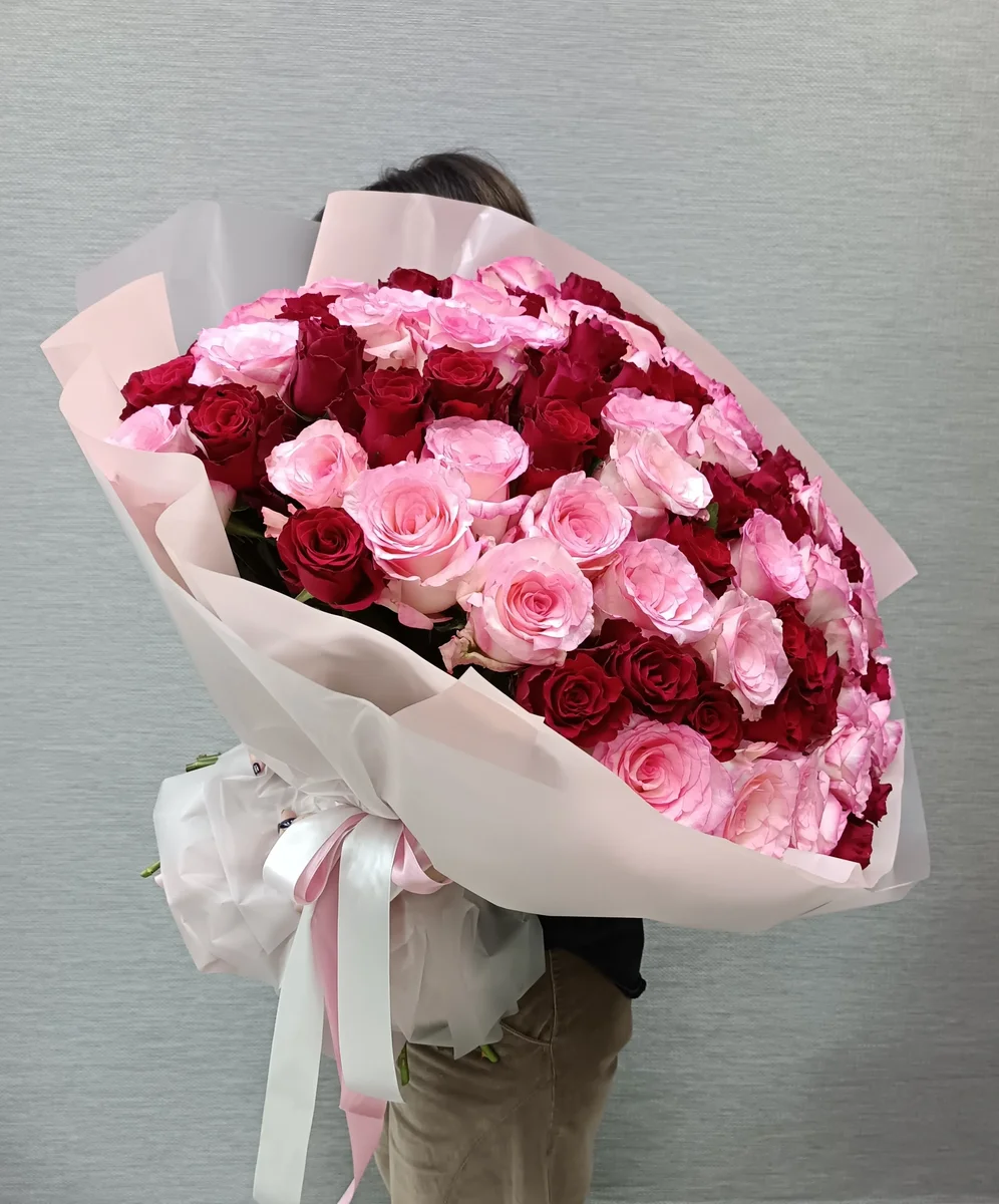 Букет из красных и розовых роз премиум эквадор 101 роза