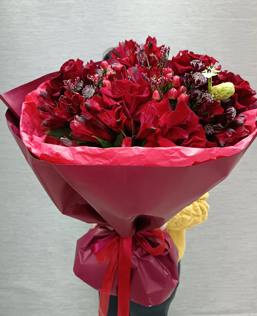 Авторский букет Страсть из французской розы, яркого гиперикума и насыщенной альстромерии M