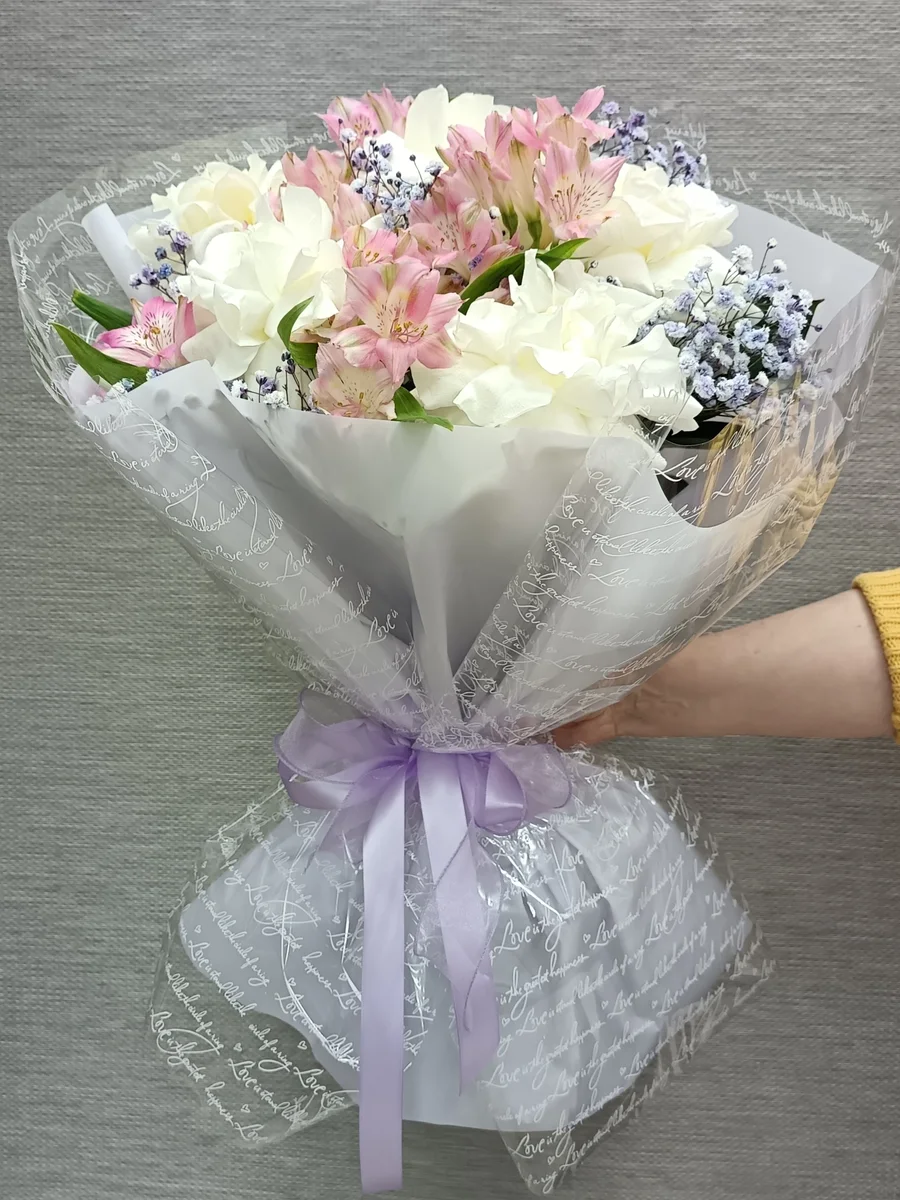 Авторский букет '' Очарование ''- воздушный букет из французской розы,цветной гипсофилы и  нежной альстромерии M