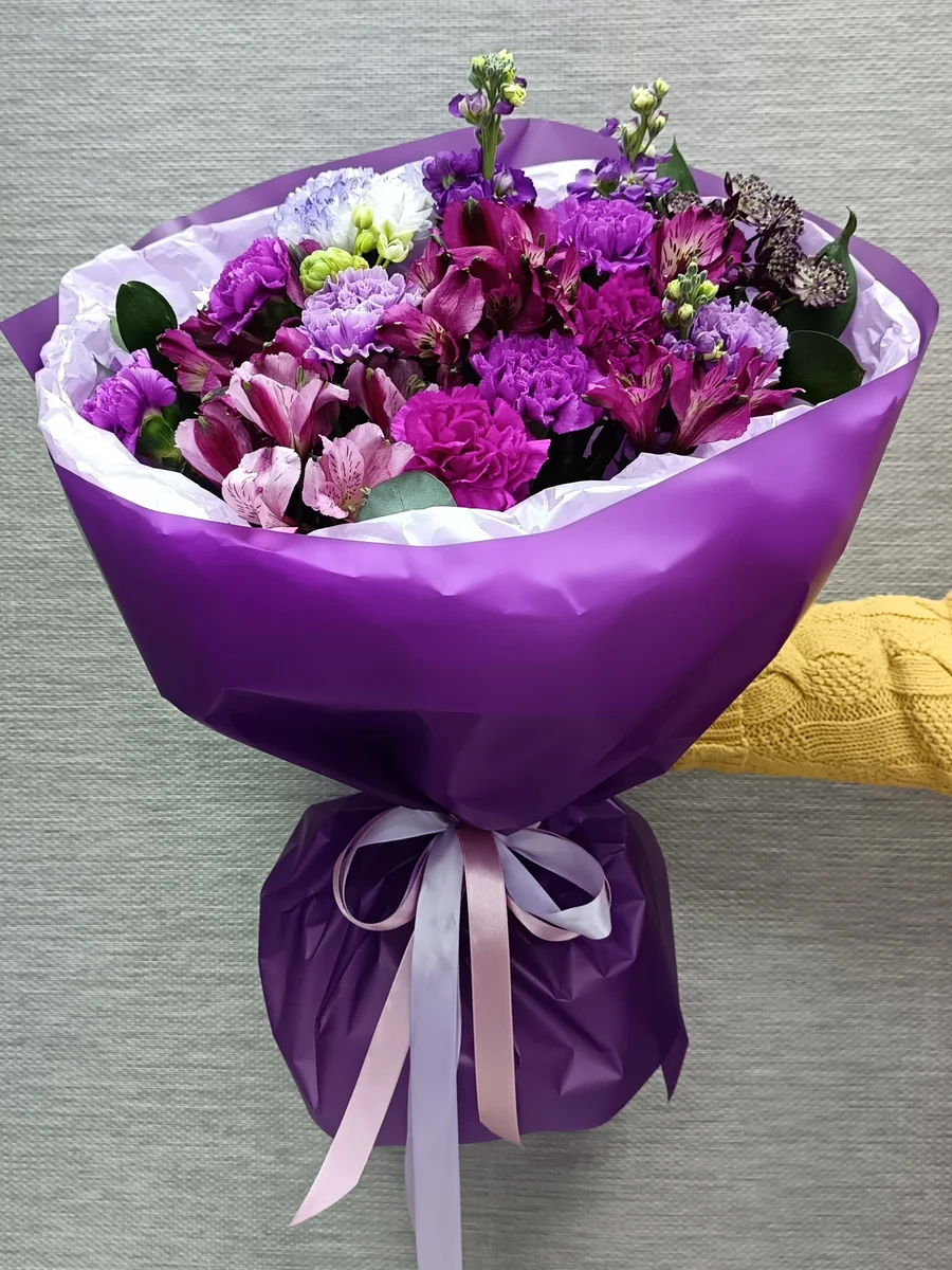 Авторский букет Гротеск из ароматной матиолы, сортовой лунной  гвоздики и альстромерии L