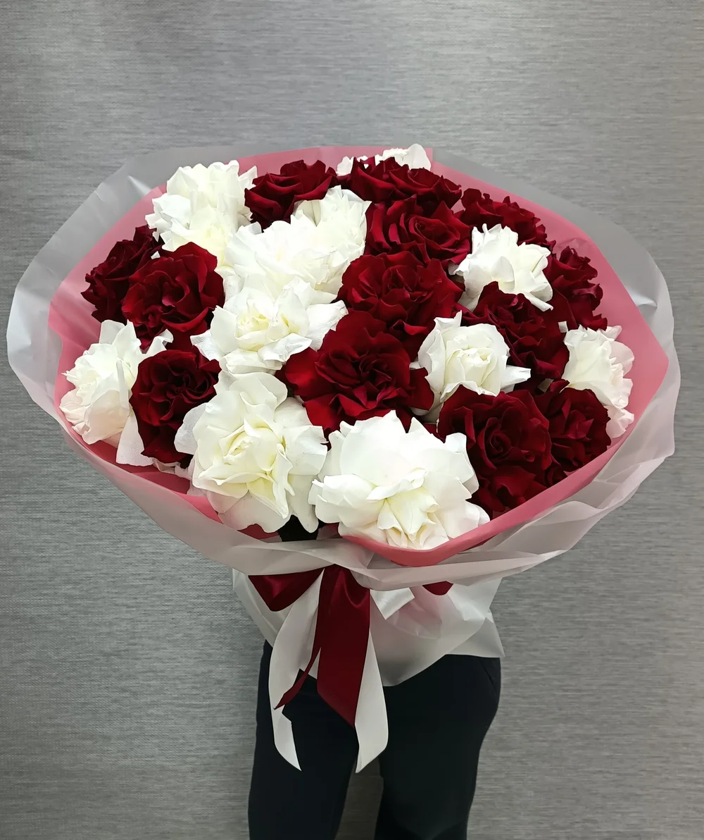 Букет из пышной французской розы в классическом сочетании 25 шт. XXL