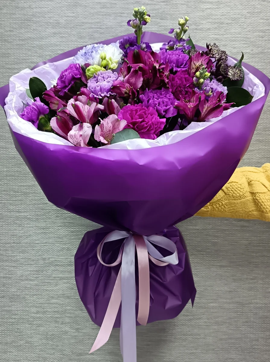 Авторский букет Гротеск из ароматной матиолы, сортовой лунной  гвоздики и альстромерии L