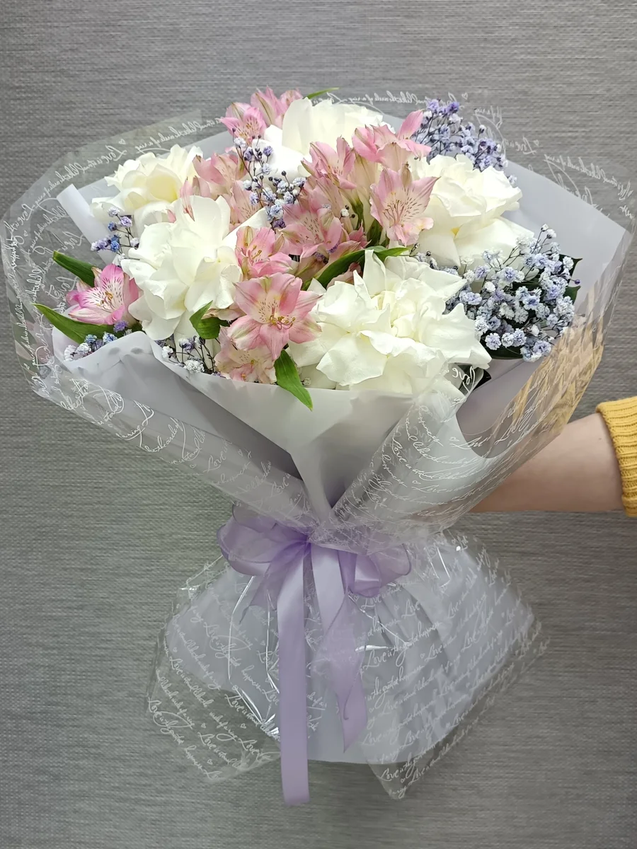 Авторский букет '' Очарование ''- воздушный букет из французской розы,цветной гипсофилы и  нежной альстромерии M