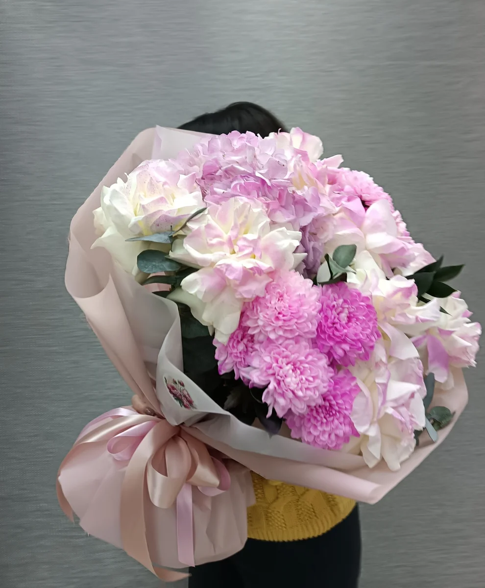 Авторский букет Акварель из французской розы нежного оттенка, изысканной гортензии и цветочной хризантемы XL