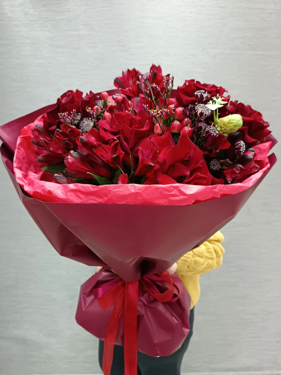 Авторский букет Страсть из французской розы, яркого гиперикума и насыщенной альстромерии M