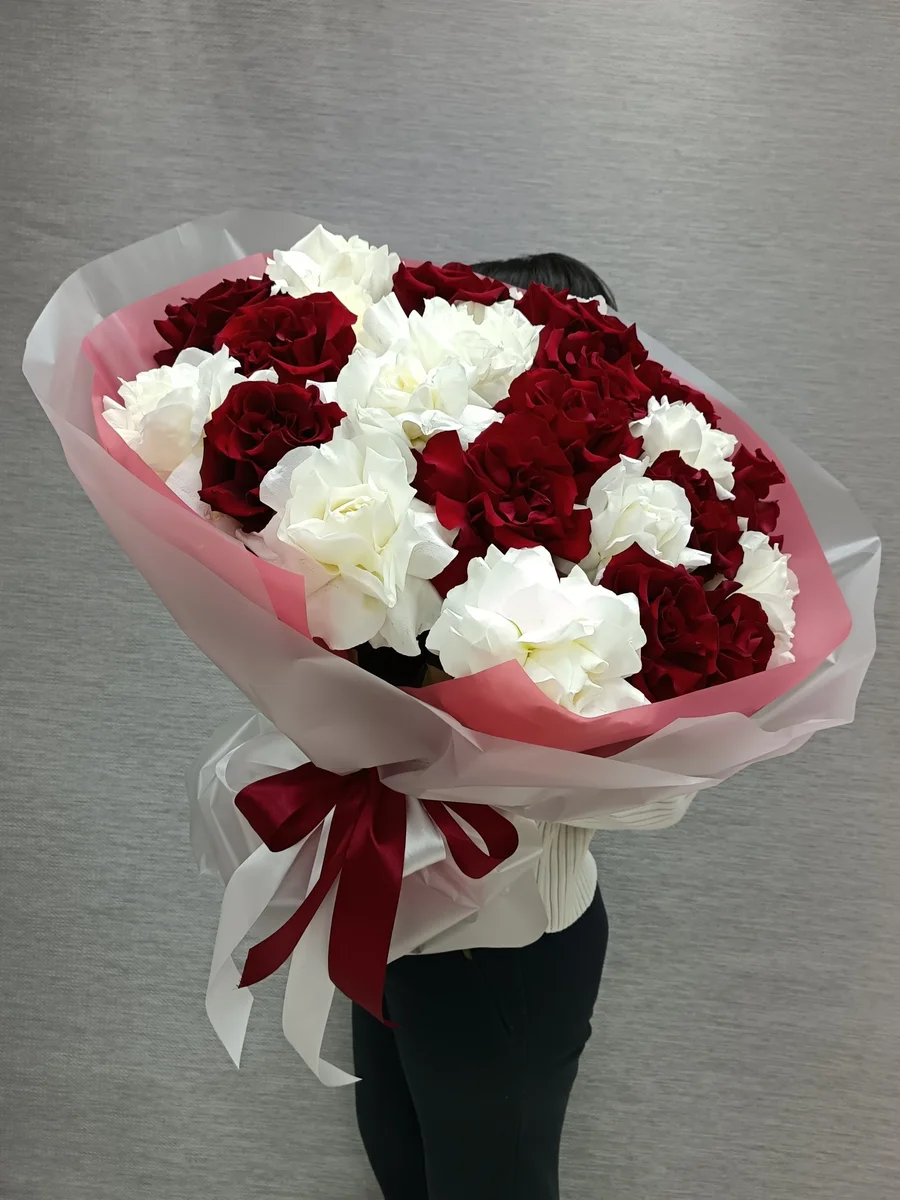 Букет из пышной французской розы в классическом сочетании 25 шт. XXL